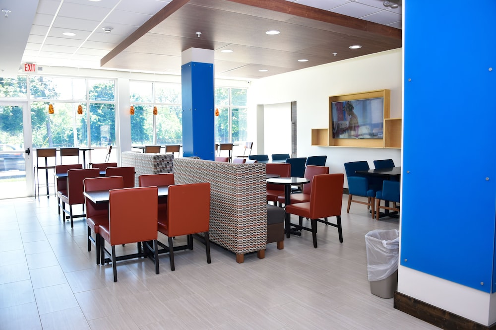 Holiday Inn Express & Suites Bensenville O'Hare by IHG - photo 10