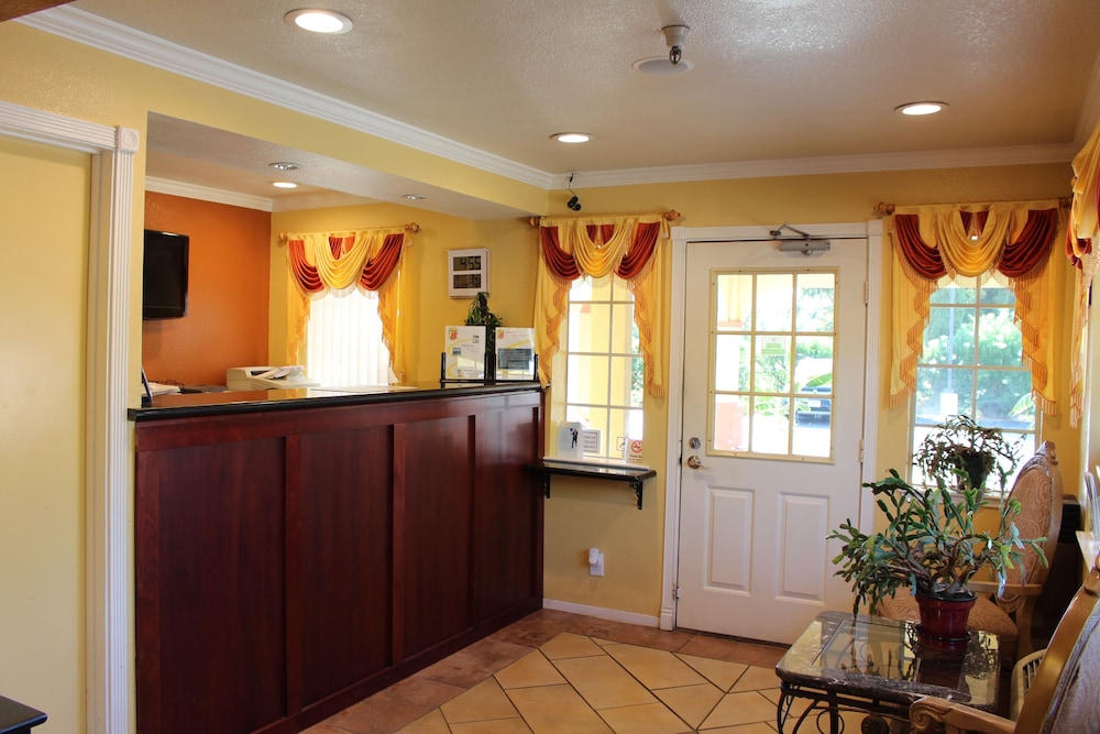 Upper Lake Inn and Suites - photo 2