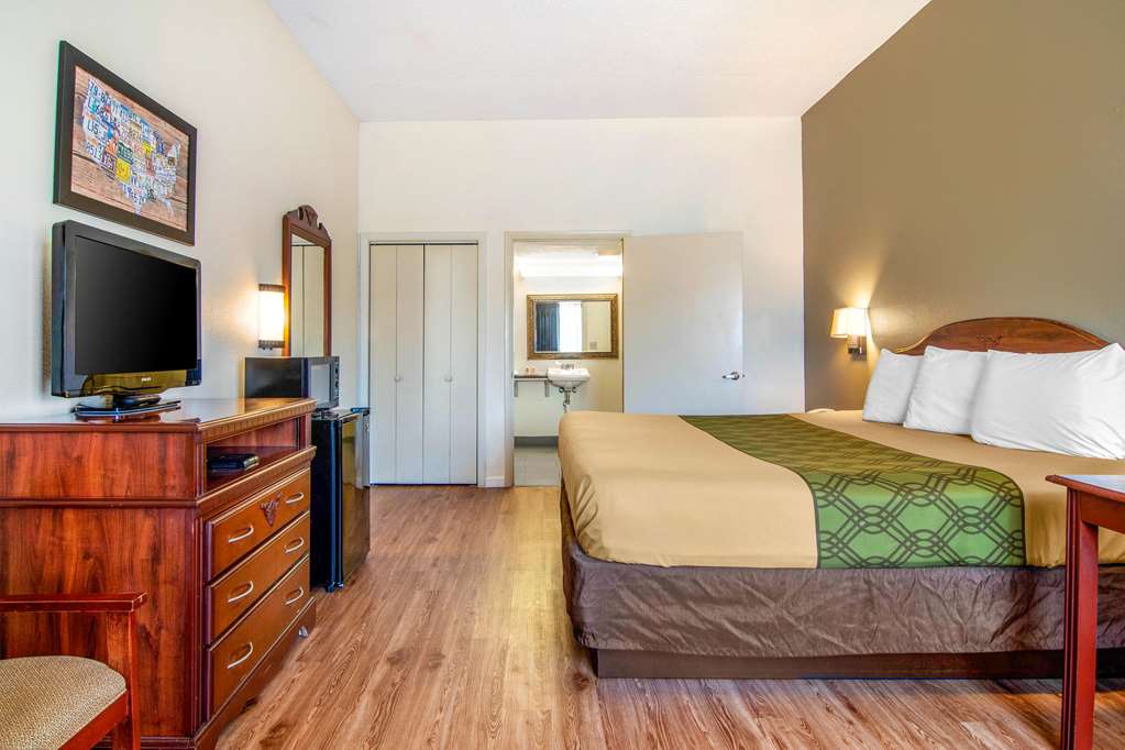 Econo Lodge Inn & Suites near Chickamauga Battlefield - photo 8