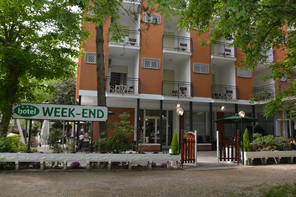 Hotel Week End