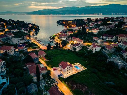 Villa Janie with a pool for up to 16 people — 4-Star Luxury Hotel in Supetar, Croatia