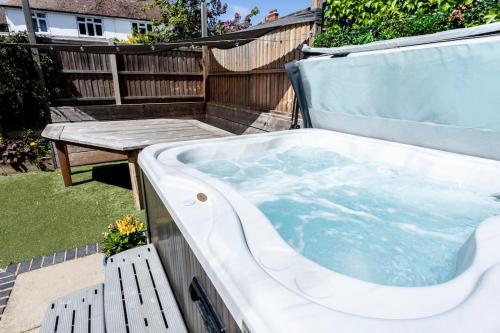 3 The Old Schoolhouse: hot tub log burner parking en suite — 4-Star Luxury Hotel in Whitstable, United Kingdom