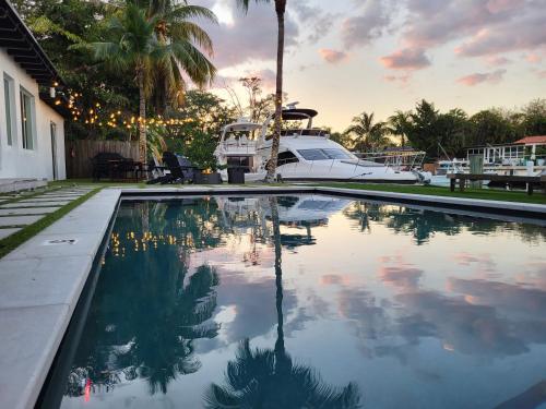 Waterfront Kayak & Paddleboards Firepit Pool — 4-Star Luxury Hotel in Miami, United States