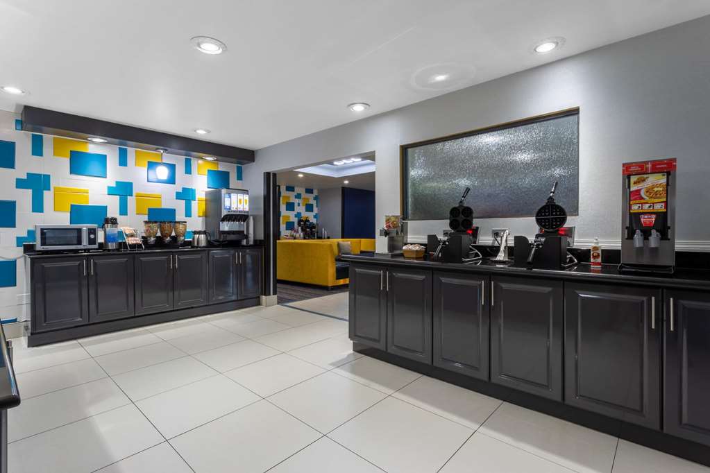 La Quinta Inn & Suites by Wyndham Columbus West Hilliard - photo 30