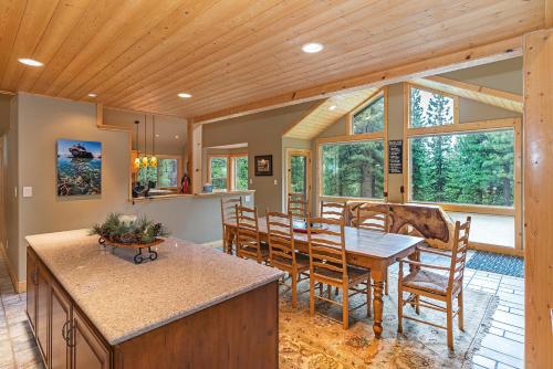 585 Knotty Pine Gorgoeous Moutain Home