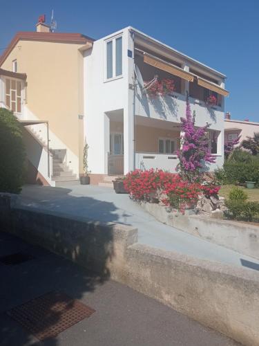 Rooms with a parking space Baska Krk 21617 in Baska, Croatia