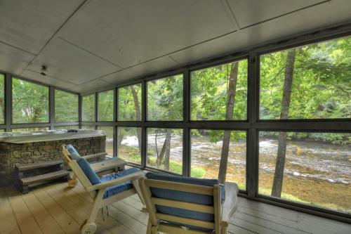 Aska River House Riverside relaxation and all the comforts of home — 4-Star Luxury Hotel in Blue Ridge, United States
