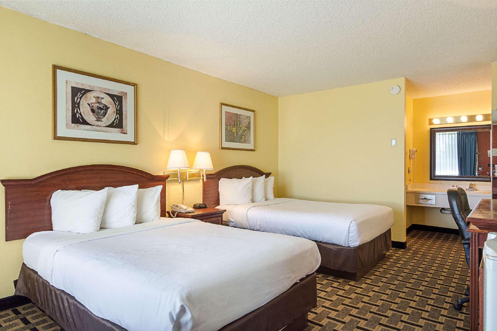 Econo Lodge - photo 7