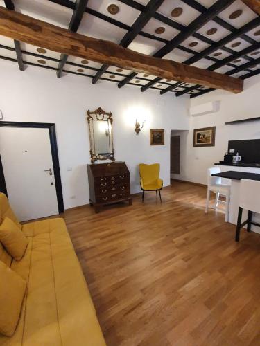 Charming Frattina 2 Bathrooms New Apartment — 4-Star Luxury Hotel in Rome, Italy