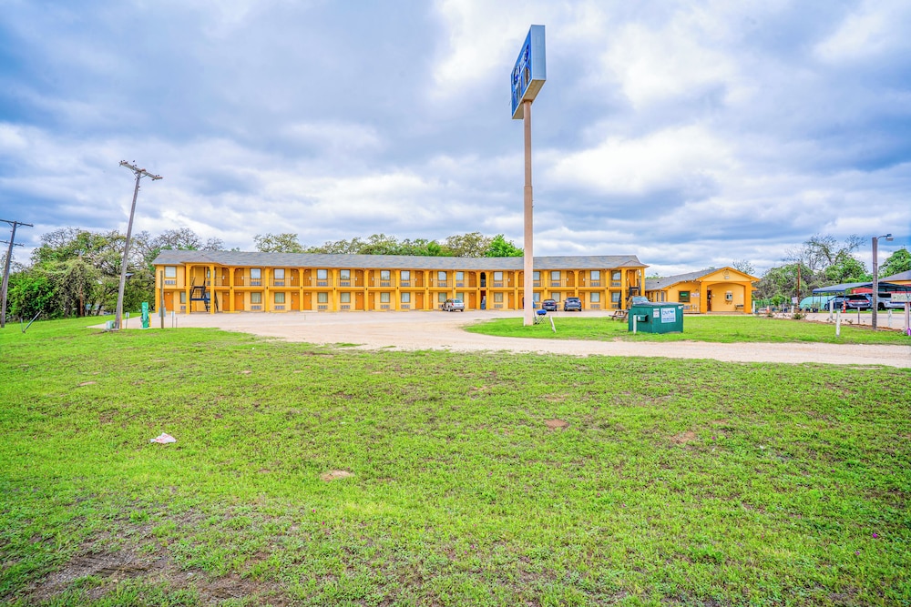 Regency Inn By OYO Rockdale TX - photo 55