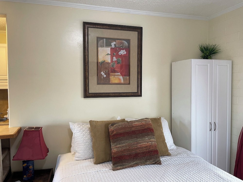Hilltop Tavern and Inn - photo 12