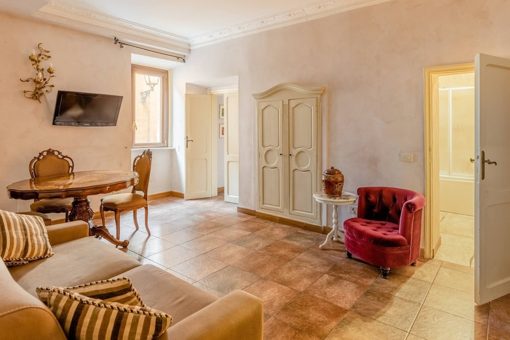 Historical Center Up to six People — 4-Star Luxury Hotel in Rome, Italy