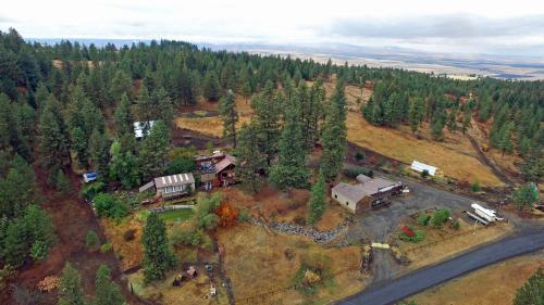 Whitebird Summit 5 room Lodge — 4-Star Luxury Hotel in Grangeville, United States
