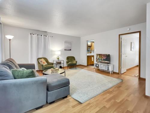 Charming Family Friendly 3BR Duplex Close to Drake in Des Moines, United States