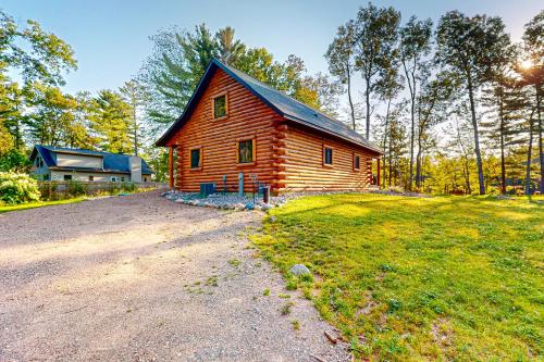 Black Bear Cabin — 4-Star Luxury Hotel in Tomahawk, United States