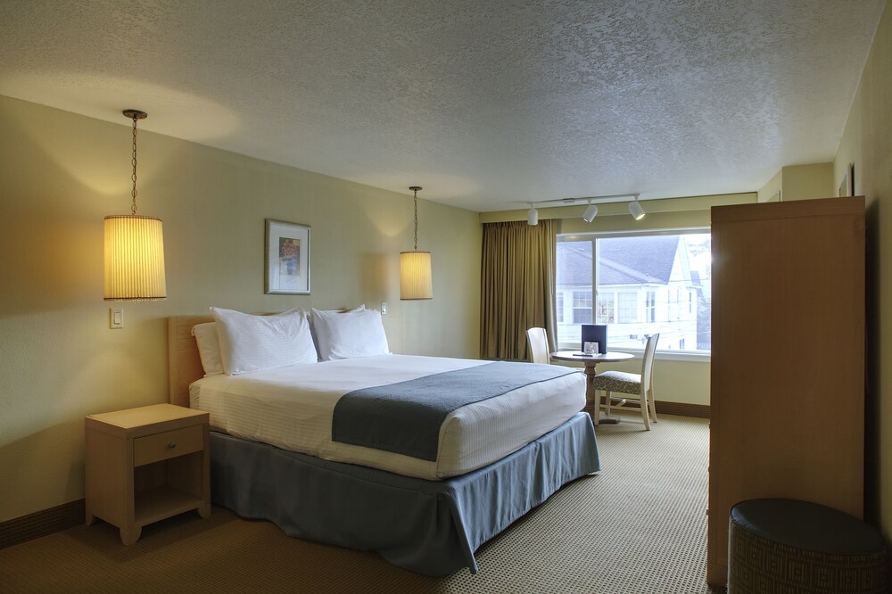 Hi Tide Oceanfront Inn - photo 30