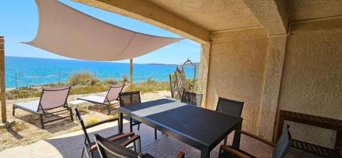 T3 Paradisiaque Sur la Plage Les Pieds Dans L'eau — hotel in Olmeto