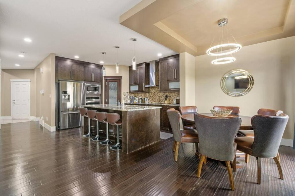 Large Detached Near Anthony Henday in Albany with 2 Living Rooms Netflix Office Space AC Perfect for Families Sleeps 13 — 4-Star Luxury Hotel in Edmonton, Canada