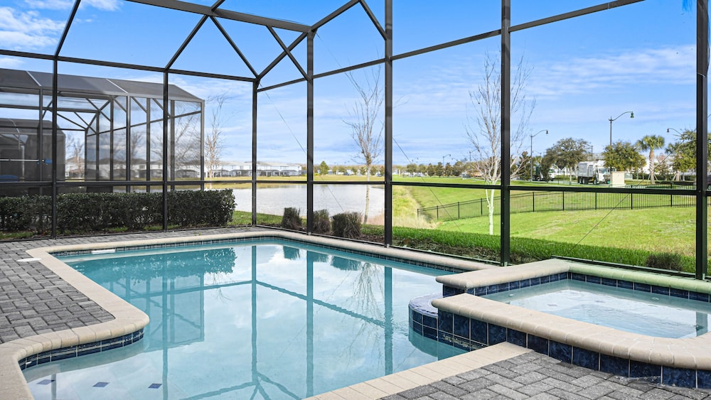 Luxurious 10 bed Lakefront Retreat Near Disney - featured photo