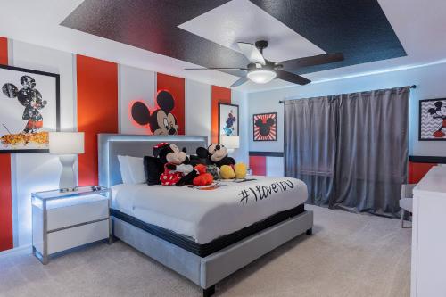Themed Home with Pool Game Room on Resort 28101 - carbon neutral hotel in Davenport