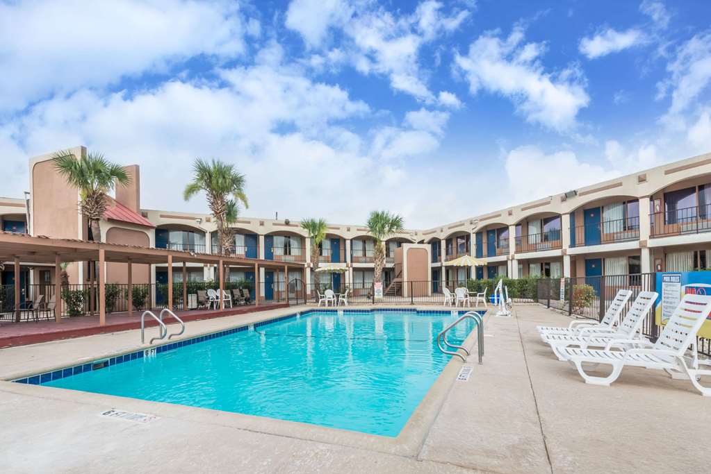 Days Inn by Wyndham San Antonio Splashtown ATT Center - photo 6