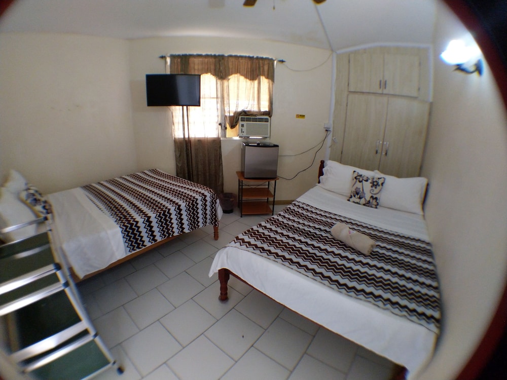 The Red Hut Inn — Belize City — photo 5