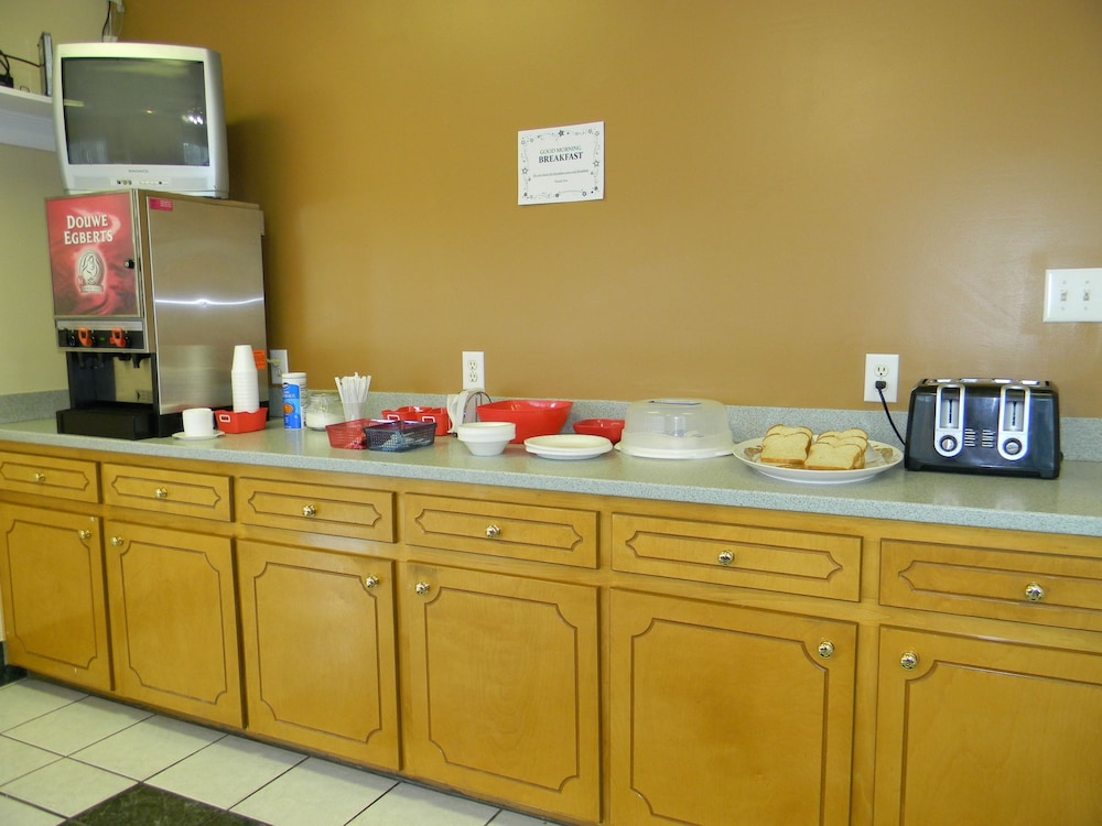 Fairfax Motel - photo 18