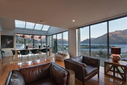 Limerick Fire Place Lake Views BBQ AC in Queenstown, New Zealand