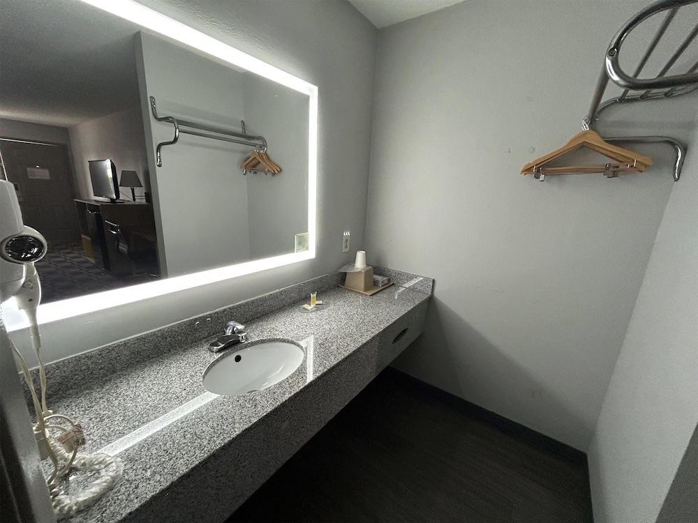 Days Inn by Wyndham Byron - photo 19