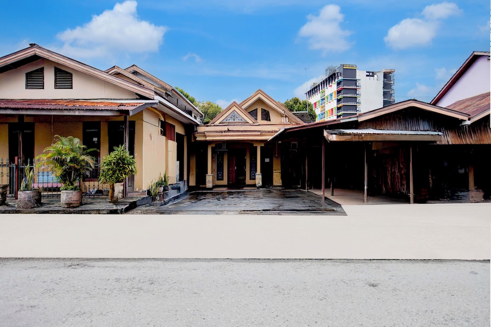 Oyo 94522 Palm Cafe Inn in Balikpapan, Indonesia