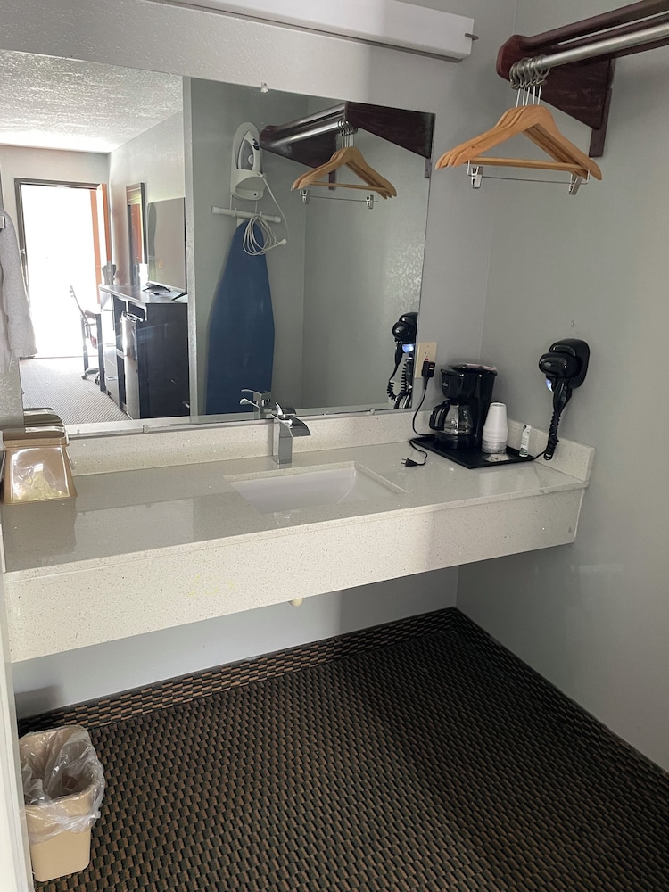 Clairmont Inn & Suites Warren - photo 8