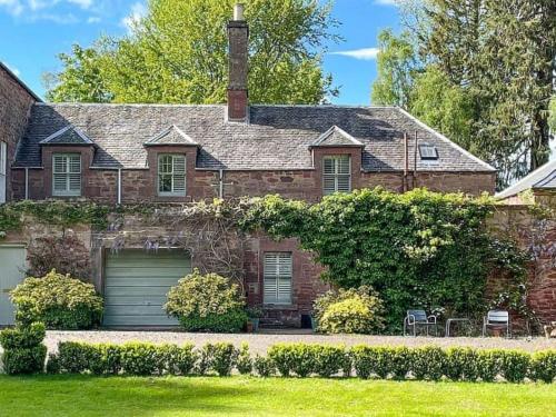 Reidochie Stables luxury haven overlooking garden — 4-Star Luxury Hotel in Blairgowrie, United Kingdom