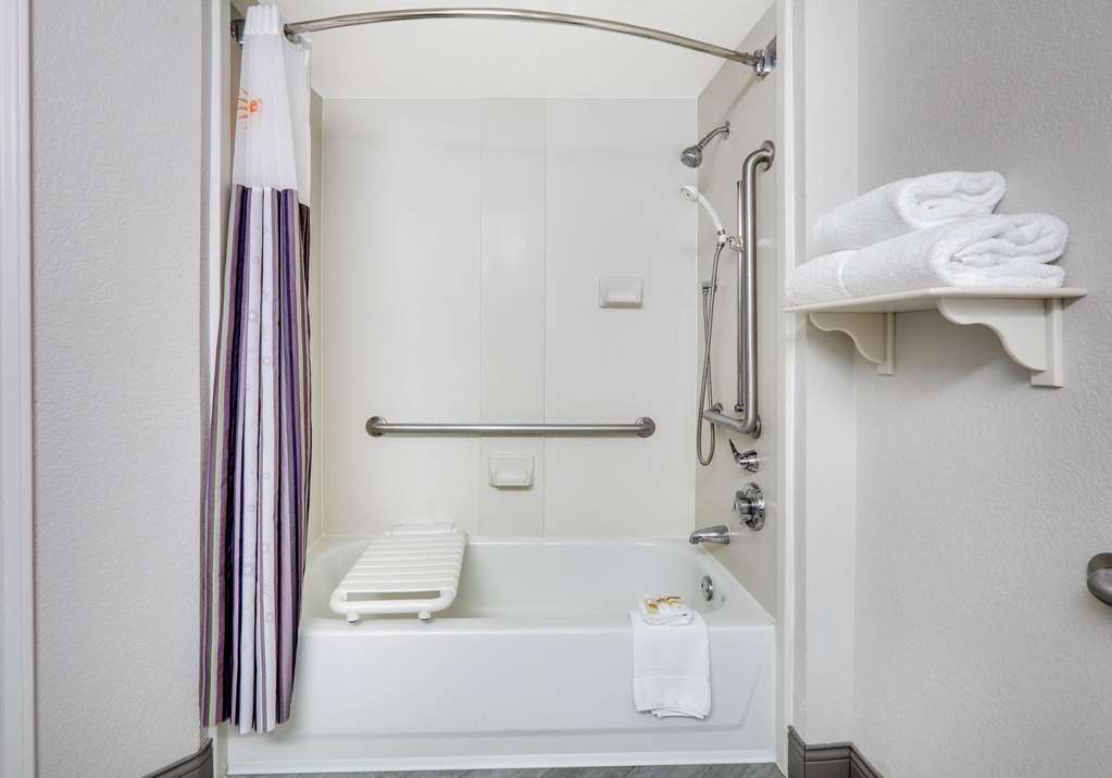 La Quinta Inn & Suites by Wyndham Dallas Addison Galleria - photo 13