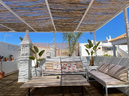 CasaWolhão LIBERDADE maison de pêcheur avec toit terrasse — 4-Star Luxury Hotel in Olhao, Portugal
