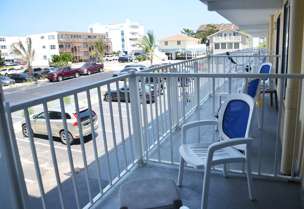 Coastal Palms Inn & Suites - photo 15