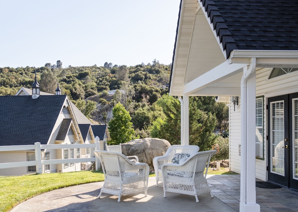 Hounds Tooth Inn in Oakhurst, United States