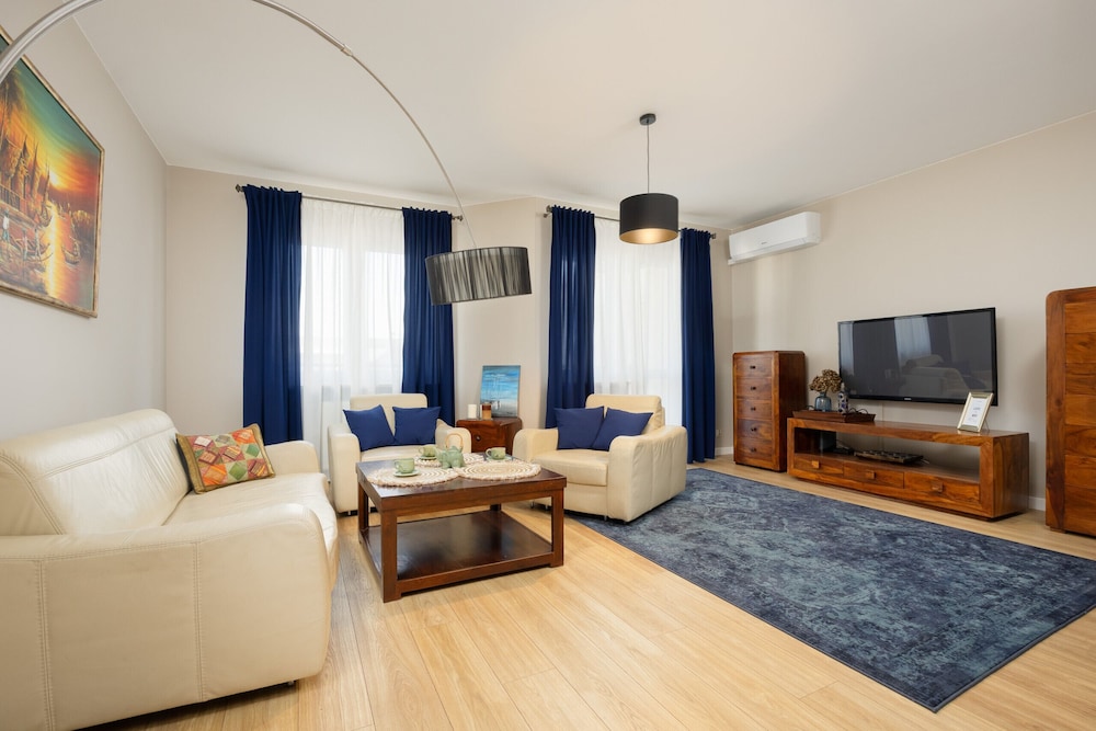 Beautiful Apartment for 6 people with Balcony and Parking in Warsaw by Noclegi Renters — 4-Star Luxury Hotel in Warsaw, Poland