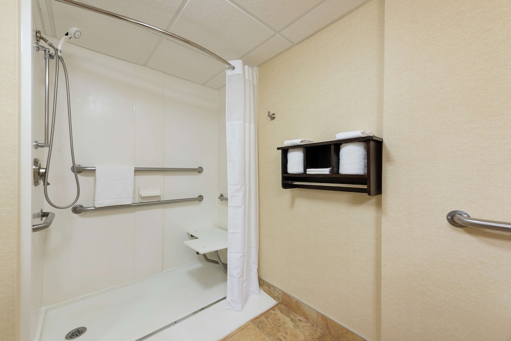 Hampton Inn & Suites Cleveland Airport Middleburg Heights - photo 33