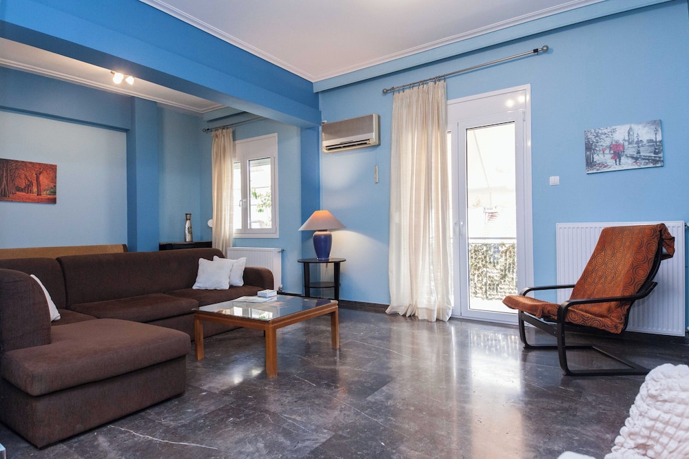 Classic Koukaki Living 2 Bd with Balcony — 4-Star Luxury Hotel in Athens, Greece