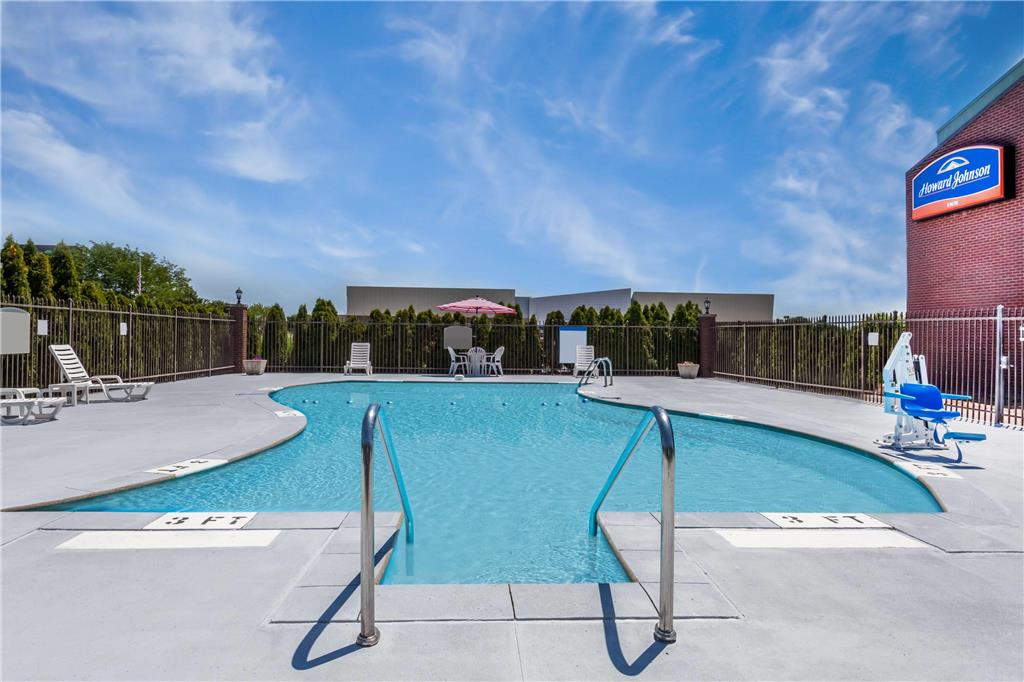Howard Johnson by Wyndham Evansville East - photo 4