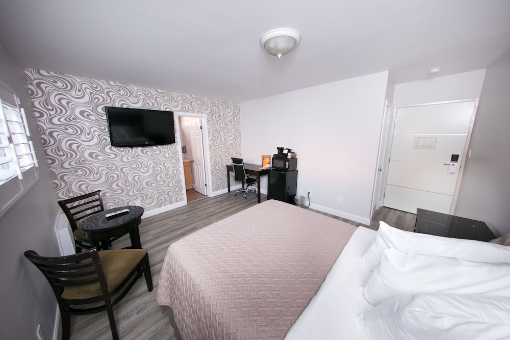 Metropolitan Inn & Suites - photo 16
