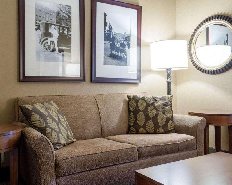 Russell Inn and Suites - photo 18