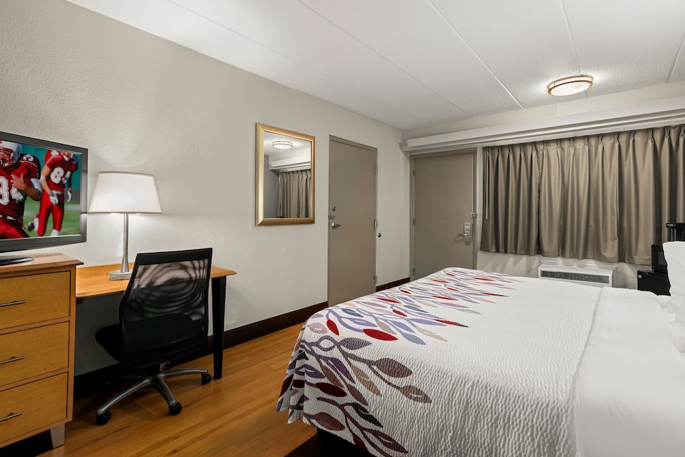 Red Roof Inn Salem - photo 14