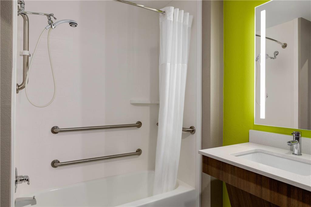La Quinta Inn & Suites by Wyndham Shawnee - photo 10