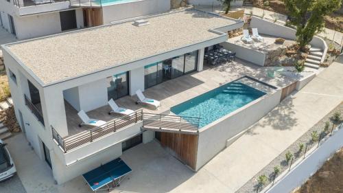 Villa Elora vue mer et piscine — 4-Star Luxury Hotel in Propriano, France