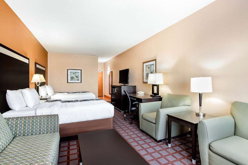 La Quinta Inn & Suites Indianapolis Airport West - photo 23