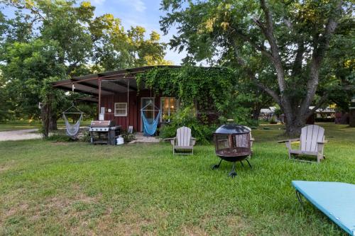 Rooster House Countryside Pecan Farm 14ac SanMarcos — 4-Star Luxury Hotel in Maxwell, United States