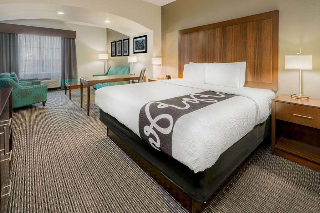 La Quinta Inn & Suites by Wyndham Fort Worth Arlington West - photo 24