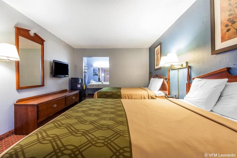 Econo Lodge Cleveland - photo 15