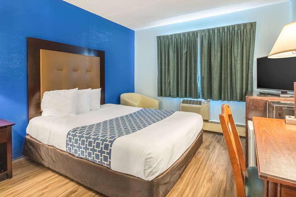 Econo Lodge Inn & Suites Airport - photo 4